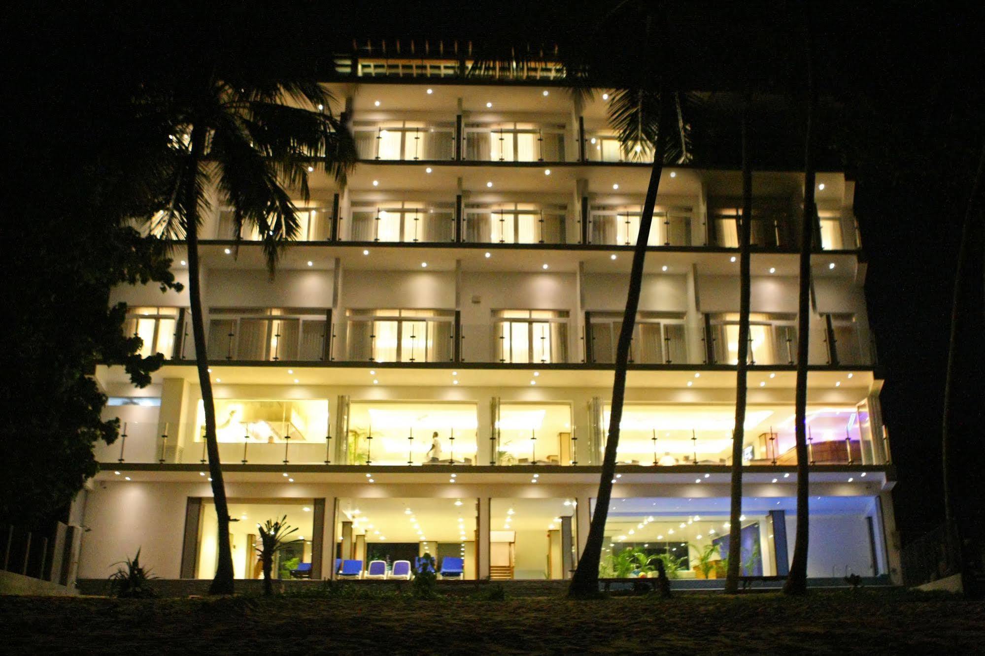 Шри ланка отели дети. Шри Ланка отель Sayura. Sri Gemunu Beach Resort 4*. Sri Gemunu Beach,Унаватуна. Vellamankada Beach Hotel Шри-Ланка Hotel.
